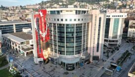 İzmir'de merkezi konumda modern basın merkezi ve medya ofisleri.